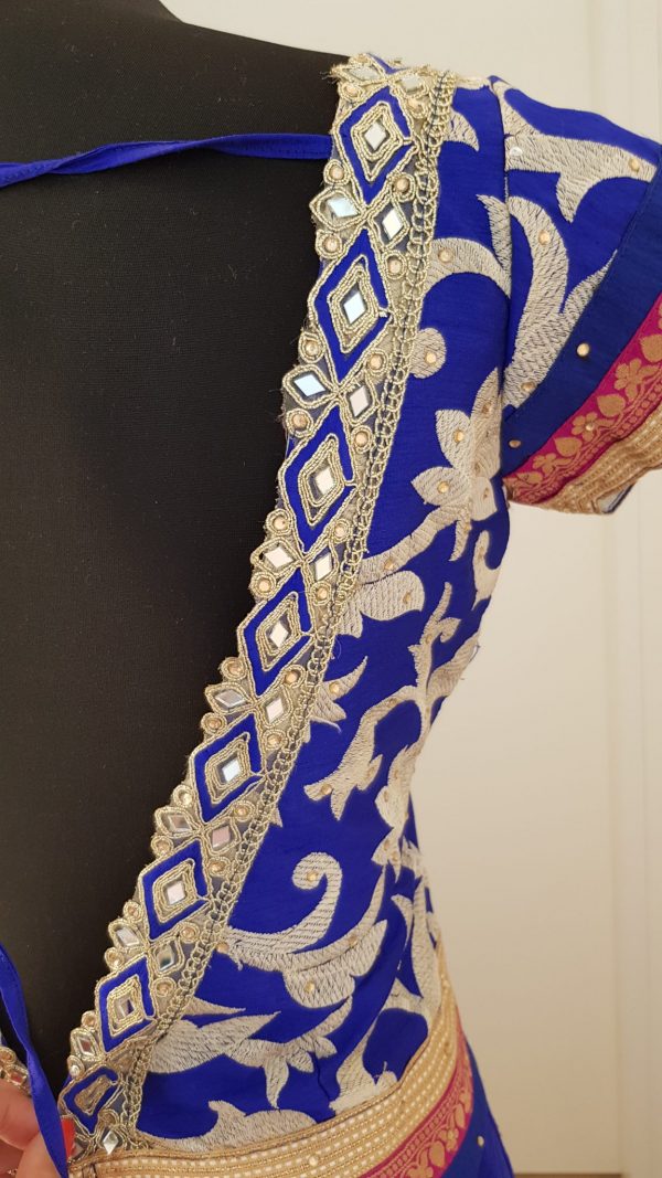 Eleganter Indischer Sari aus Seide in blau, rosa und grün , aufwendig bestickt, mit tranparentem bestickten Kopftuch