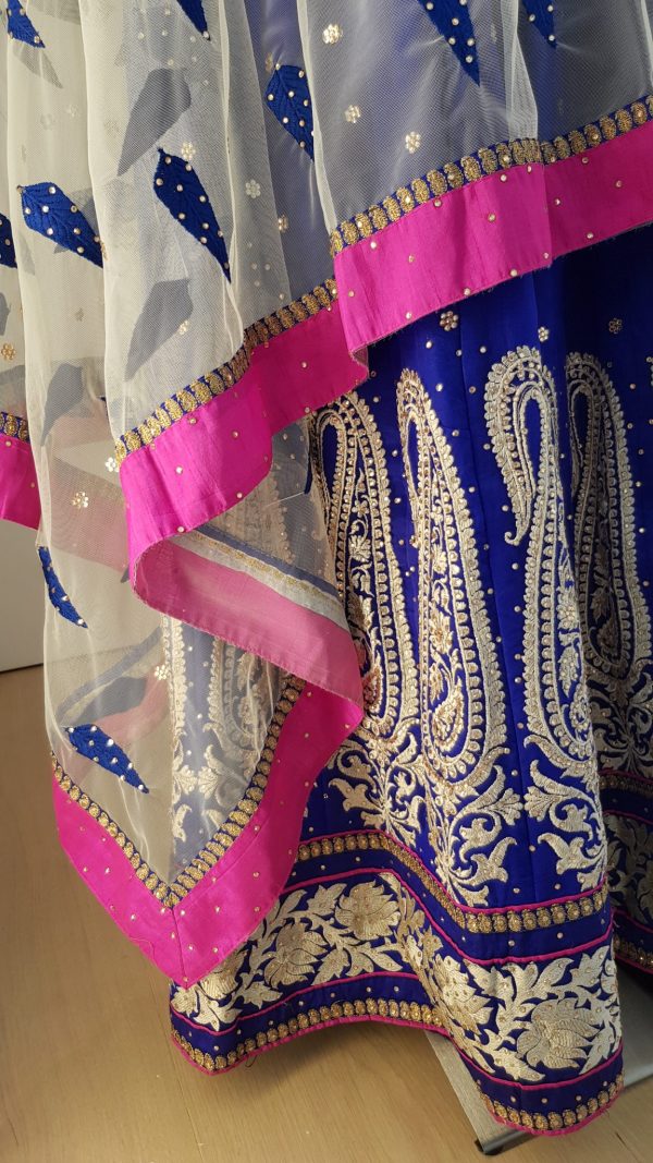 Eleganter Indischer Sari aus Seide in blau, rosa und grün , aufwendig bestickt, mit tranparentem bestickten Kopftuch