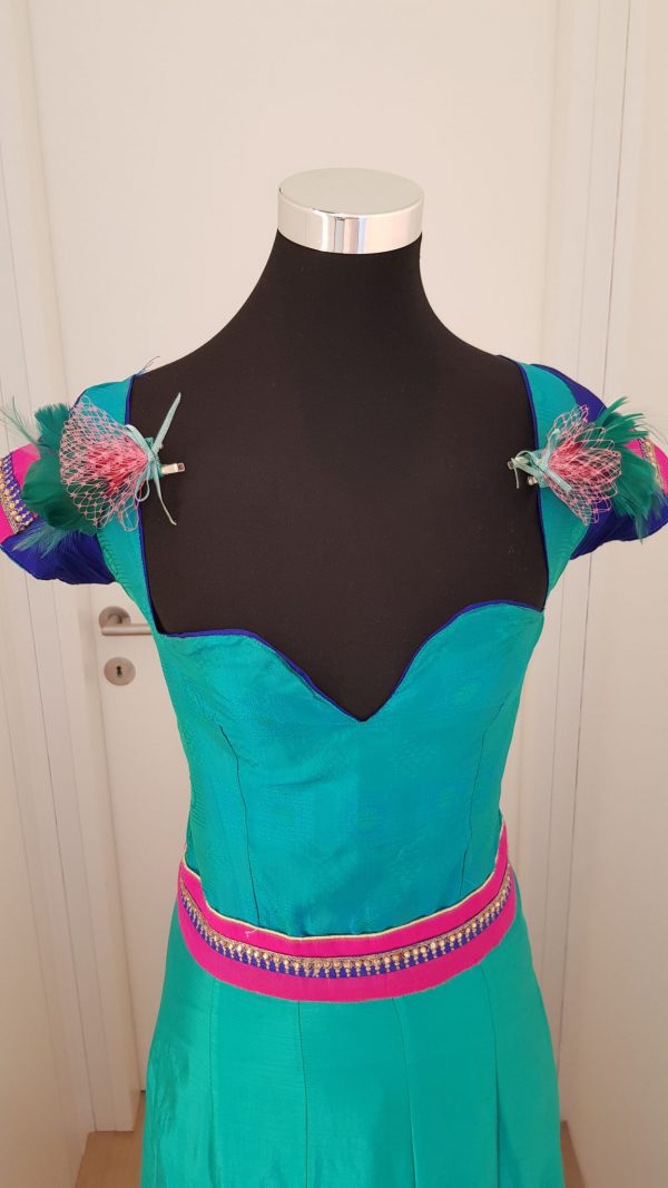 Eleganter Indischer Sari aus Seide in grün, rosa und blau, aufwendig bestickt, mit tranparentem bestickten Kopftuch