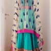 Eleganter Indischer Sari aus Seide in grün, rosa und blau, aufwendig bestickt, mit tranparentem bestickten Kopftuch