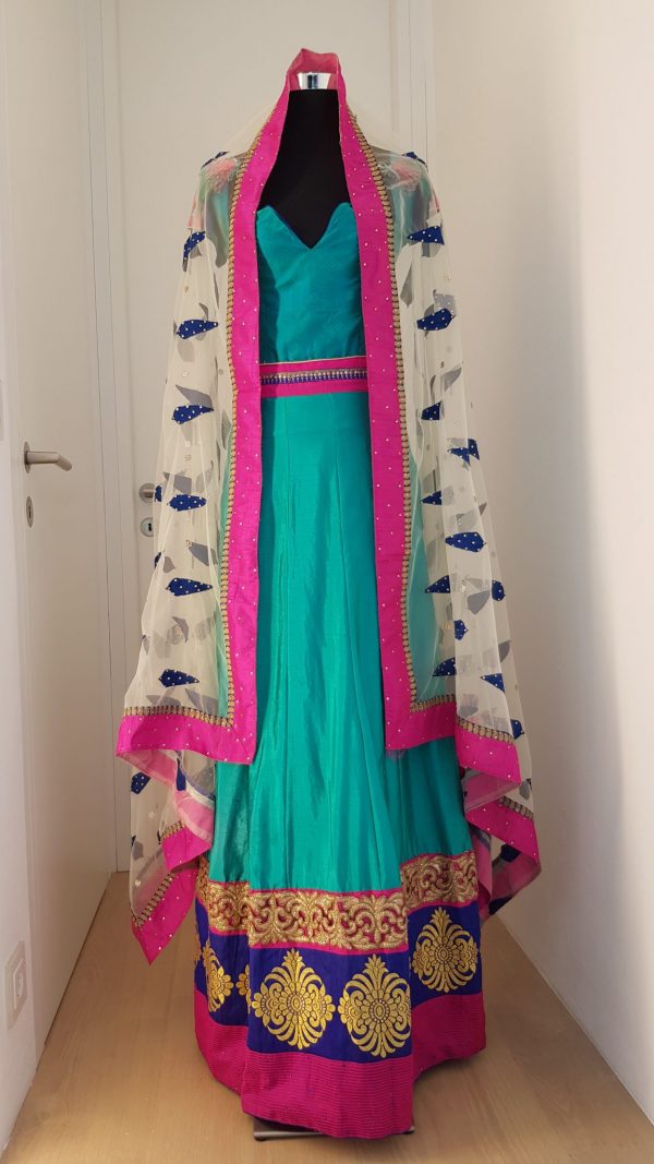 Eleganter Indischer Sari aus Seide in grün, rosa und blau, aufwendig bestickt, mit tranparentem bestickten Kopftuch