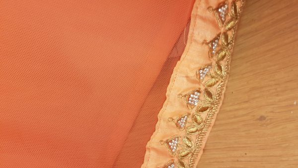 Bodenlanges leichtes Paillettenkleid mit Netzteil im V-Ausschnitt, orange