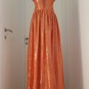 langes zartes Tüll-Ballkleid in orange mit schöner Gold-Bordüre am Saum, mit Träger