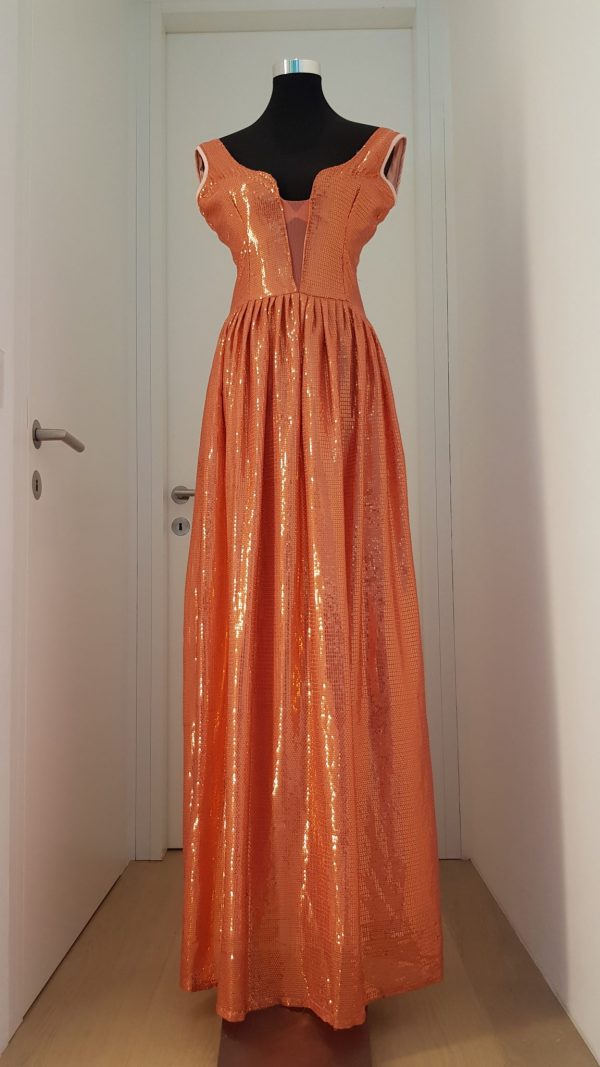 langes zartes Tüll-Ballkleid in orange mit schöner Gold-Bordüre am Saum, mit Träger