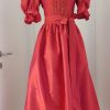 edles langes Seidendirndl in rot mit Puffärmeln mit gleichfarbiger oder dunkelblauer Schürze, schöne Stickerei am Leib, Hackerlverschluß