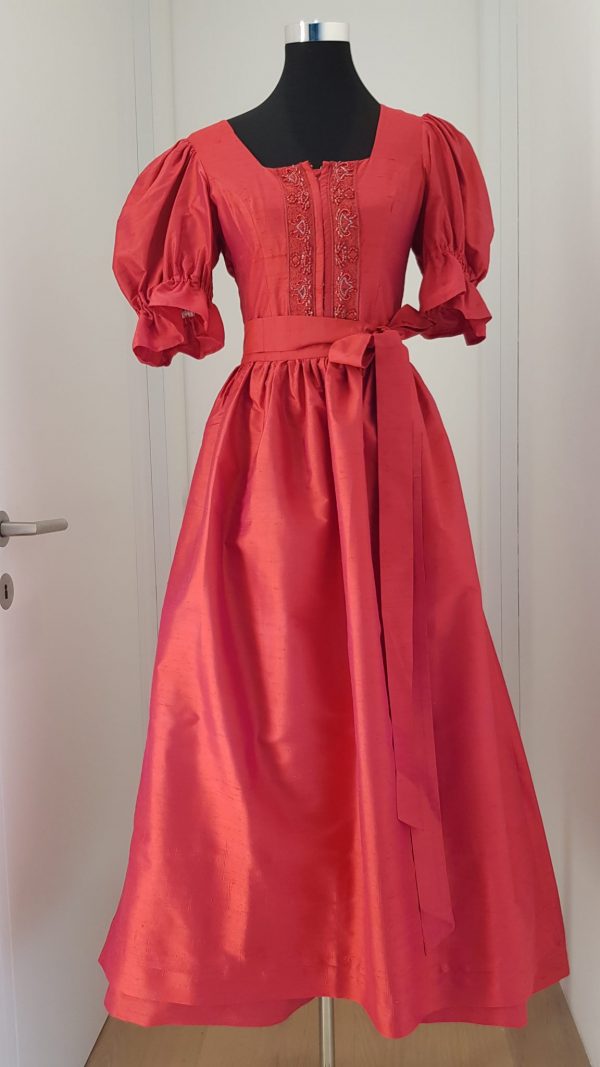 edles langes Seidendirndl in rot mit Puffärmeln mit gleichfarbiger oder dunkelblauer Schürze, schöne Stickerei am Leib, Hackerlverschluß