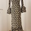 Extravagantes, edles Wickelkleid mit schwarzem kurzen Negligee, transparent, wunderschön bestickter Stoff, tiefe Puffärmel, schwer fallender Stoff,
