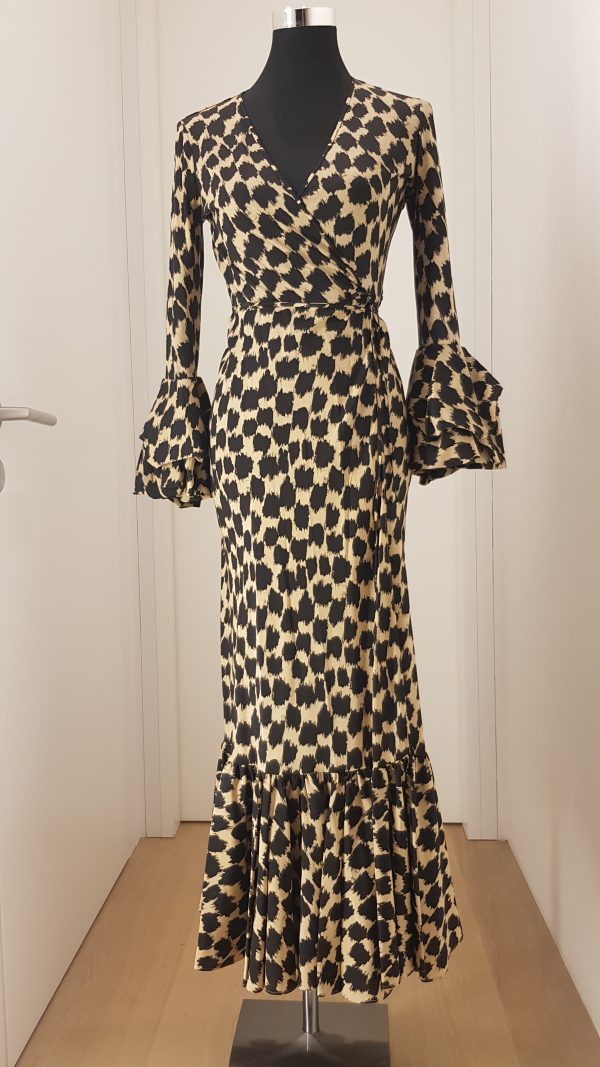 Extravagantes, edles Wickelkleid mit schwarzem kurzen Negligee, transparent, wunderschön bestickter Stoff, tiefe Puffärmel, schwer fallender Stoff,
