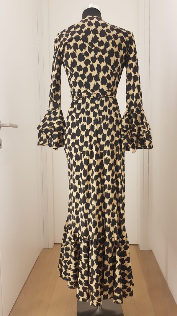 Extravagantes, edles Wickelkleid mit schwarzem kurzen Negligee, transparent, wunderschön bestickter Stoff, tiefe Puffärmel, schwer fallender Stoff,