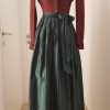 langes Brokat-Brautdirndl von SH, lange Ärmel, Ausschnitt mit runden Samtapllikationen, leichte Schleppe, Silberknöpfe, grüne oder schwarze Seidenschürze