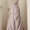 Aufwendiges Ballkleid in zartem Flieder im Empire Stil, Wickeloptik, gebundene Korsage, mit Straß und Perlen, bodenlang, Schleppe