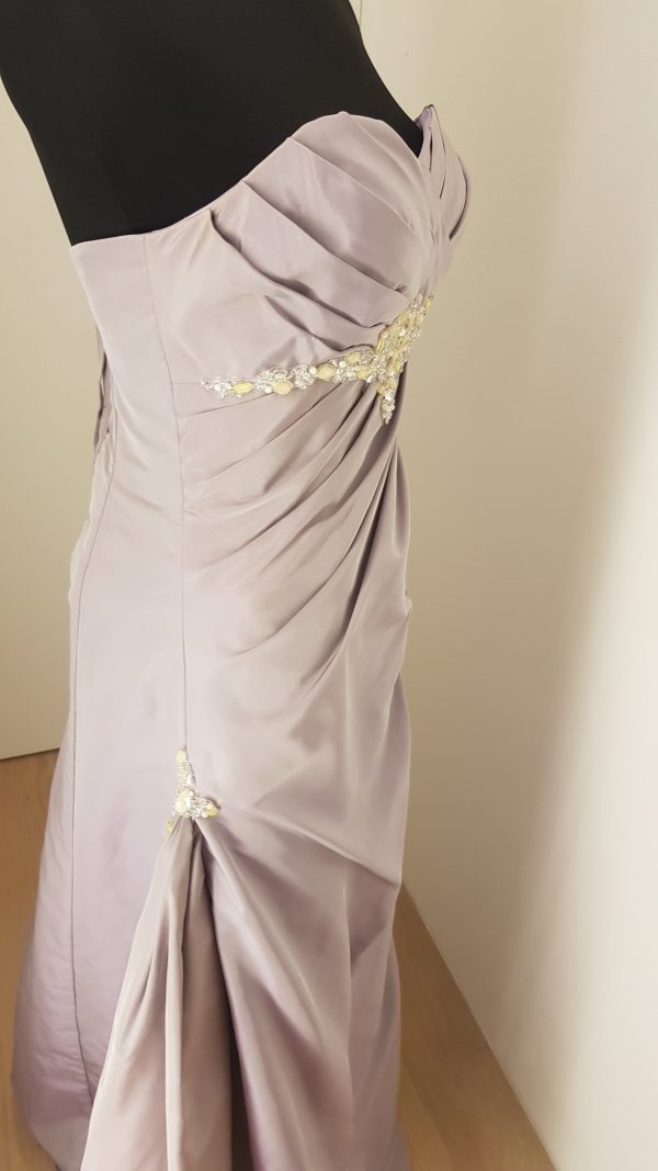 Aufwendiges Ballkleid in zartem Flieder im Empire Stil, Wickeloptik, gebundene Korsage, mit Straß und Perlen, bodenlang, Schleppe