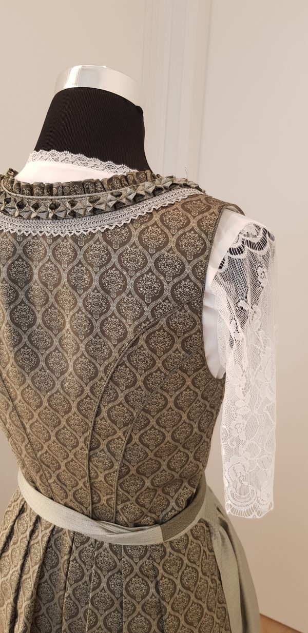 edles Seidendirndl mit Froschgoscherl in hellgrün und silber, mit weißer Spitzenbluse und Schürze