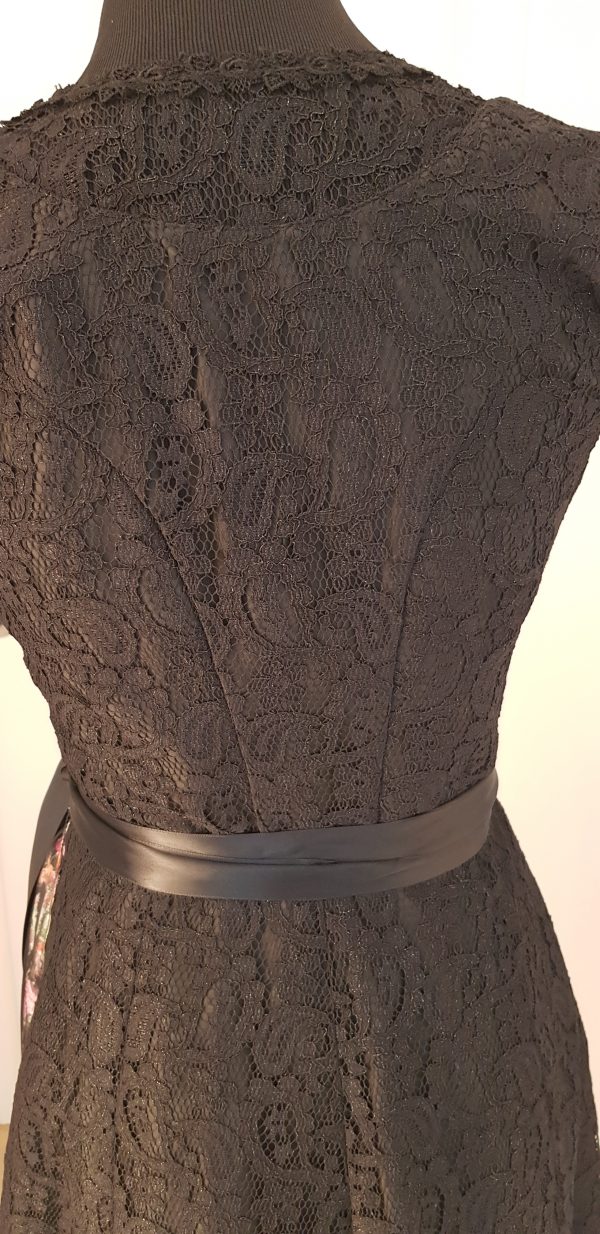 schwarzes Spitzen Dirndl-Trachtenkleid, Zippverschluß, mit bunter Schürze