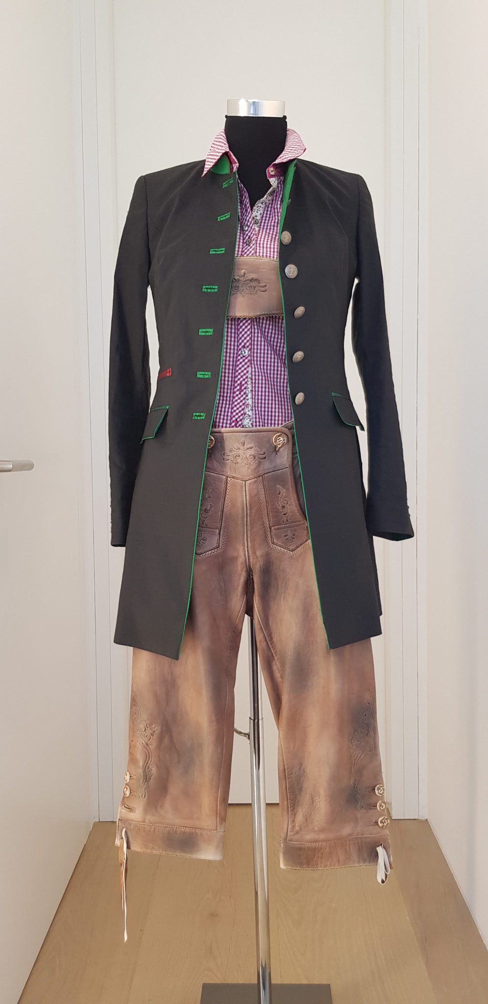 3018-Lederhose-sakko-grau-Kaiserjaeger-Countryline-wiesnkoenig edler langer dunkelgrauer Gehrock mit Silberknöpfen, grünes Innenfutter, roter Kragen, , rosakarierte Bluse, Kniebund-Lederhose mit Hosenträger