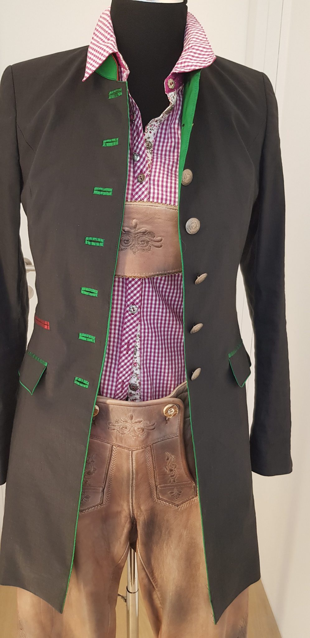 3018-Lederhose-sakko-grau-Kaiserjaeger-Countryline-wiesnkoenig edler langer dunkelgrauer Gehrock mit Silberknöpfen, grünes Innenfutter, roter Kragen, , rosakarierte Bluse, Kniebund-Lederhose mit Hosenträger