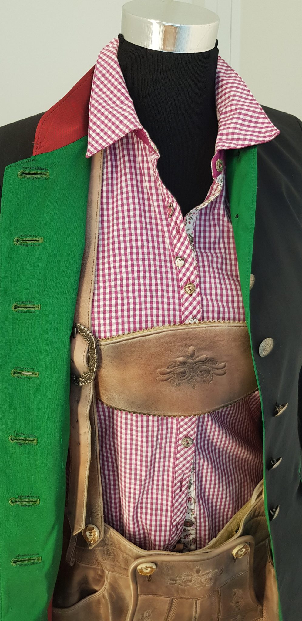 3018-Lederhose-sakko-grau-Kaiserjaeger-Countryline-wiesnkoenig edler langer dunkelgrauer Gehrock mit Silberknöpfen, grünes Innenfutter, roter Kragen, , rosakarierte Bluse, Kniebund-Lederhose mit Hosenträger