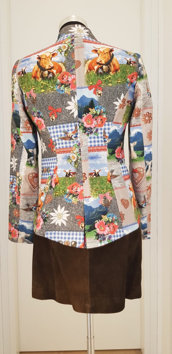 tailliertes Trachten Sakko im "Kuh" Design , poppiges T-Shirt und sehr kurzer Lederrock