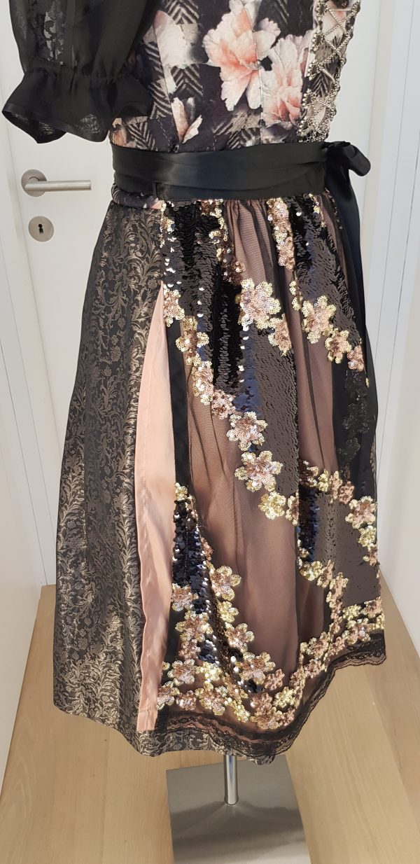 opulentes, schwarzes Blumen-Miederdirndl mit schwarzer Spitzenbluse und Glitzer-/Paillettenschürze, schwarzes Schürzenband