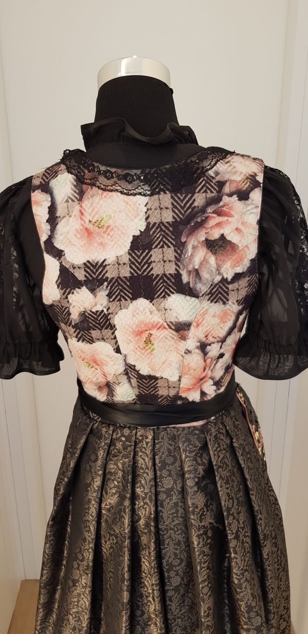 opulentes, schwarzes Blumen-Miederdirndl mit schwarzer Spitzenbluse und Glitzer-/Paillettenschürze, schwarzes Schürzenband