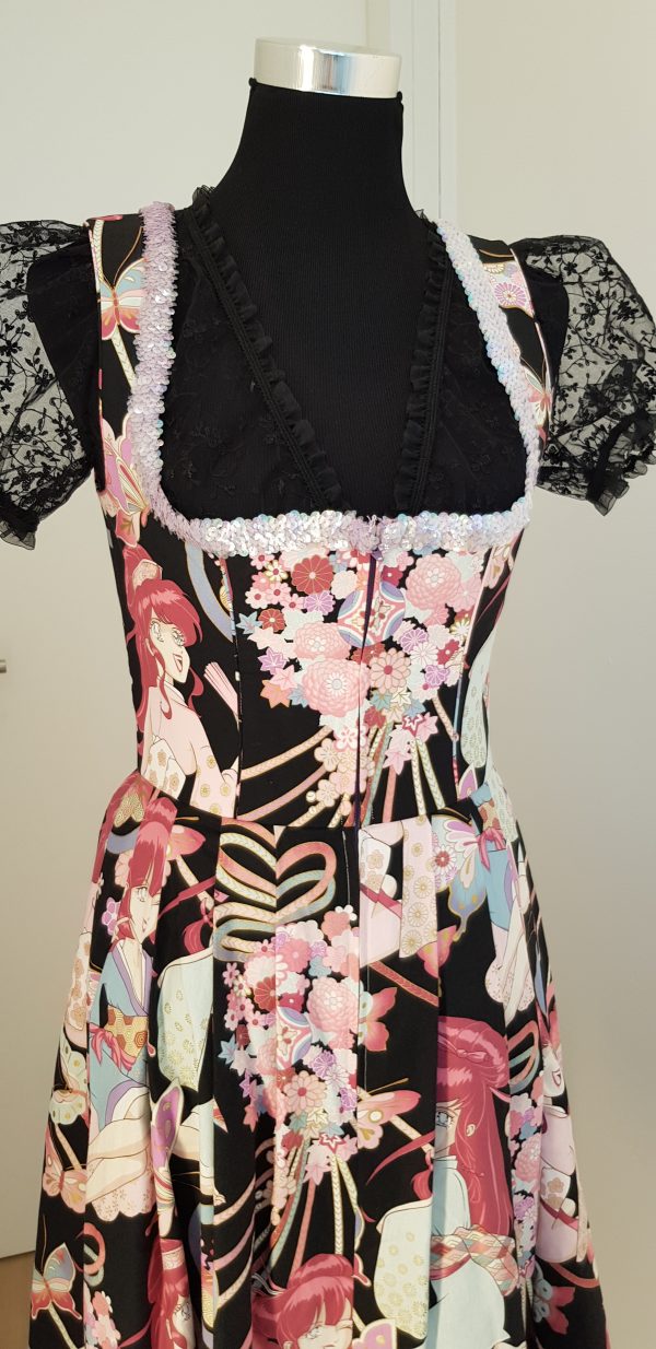 poppiges Dirndl im "Manga" Design, Dirndl mit hellblau-rosa Pailletten am Ausschnitt, mit schwarzer Spizenbluse, blitzblaue Schürze
