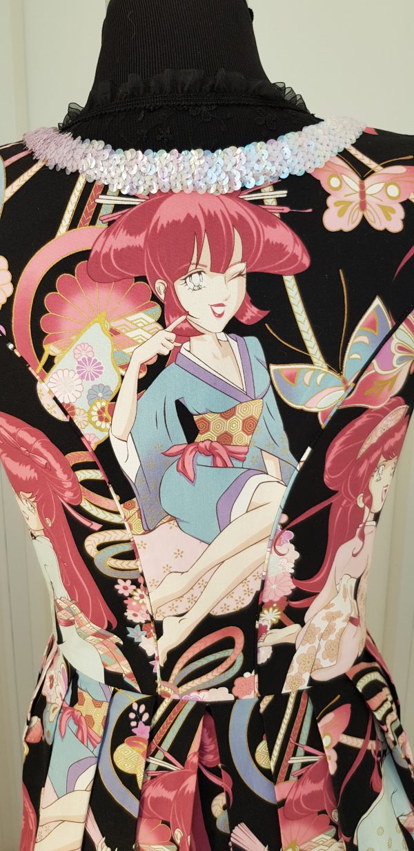 poppiges Dirndl im "Manga" Design, Dirndl mit hellblau-rosa Pailletten am Ausschnitt, mit schwarzer Spizenbluse, blitzblaue Schürze