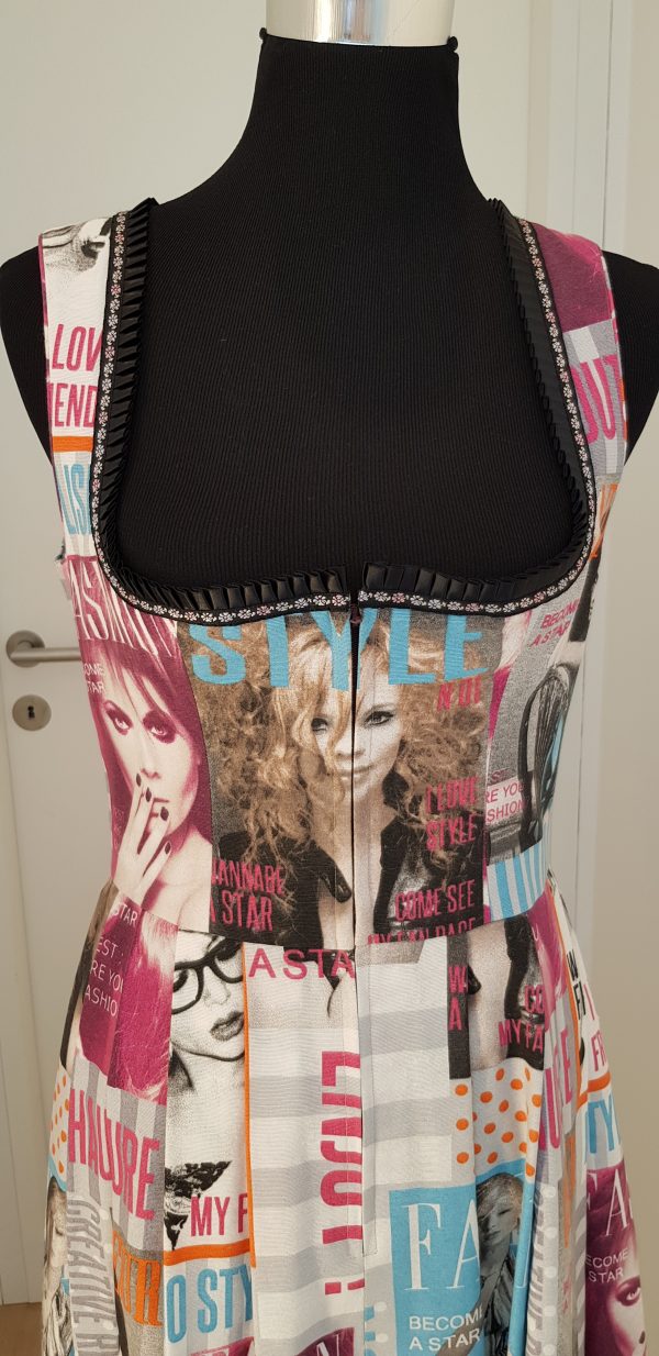 poppiges Dirndl im "STYLE" Design (Modemagazine), Dirndl mit Zippverschluß, weißer Bluse und blitzblauer Schürze