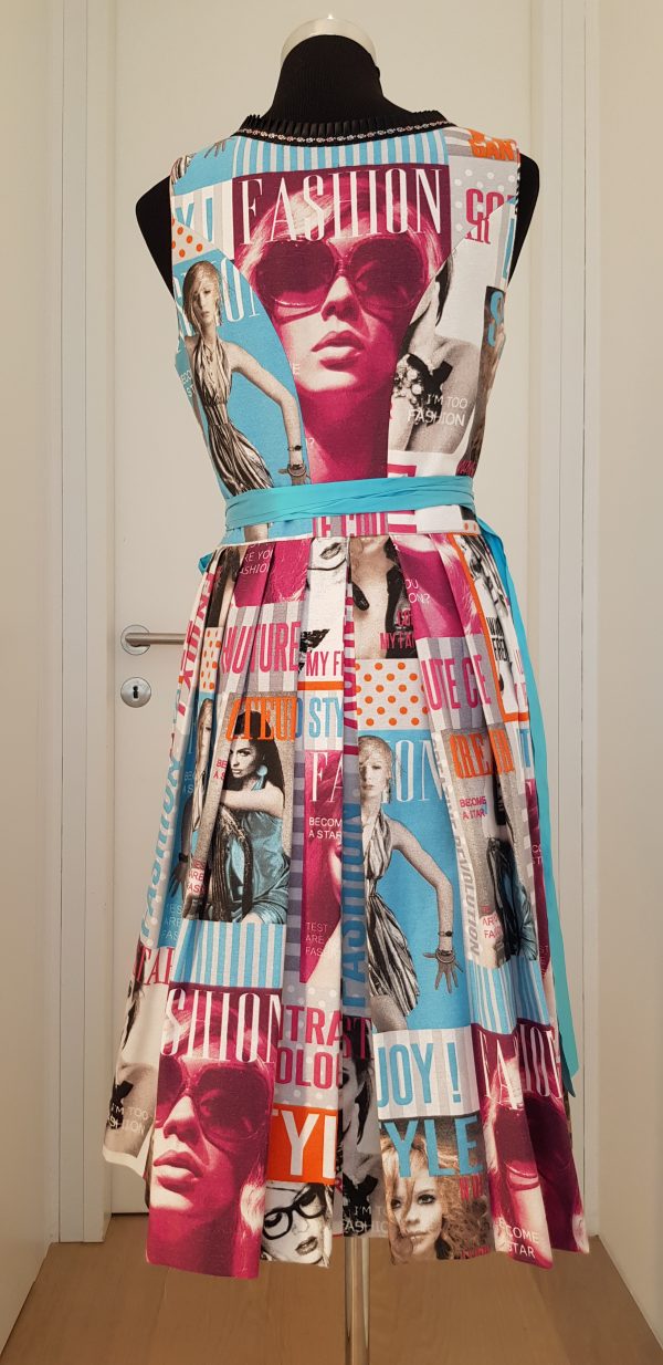 poppiges Dirndl im "STYLE" Design (Modemagazine), Dirndl mit Zippverschluß, weißer Bluse und blitzblauer Schürze