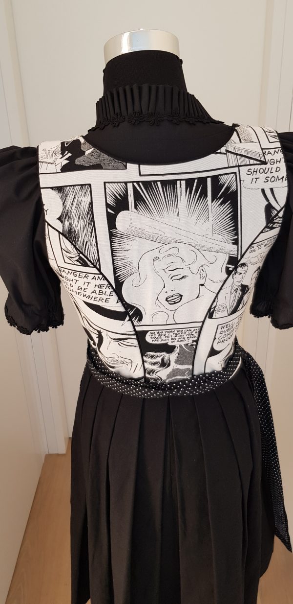 poppiges Dirndl im "Roy Lichtenstein" Design (Comicszenen), Dirndl mit schwarzer Rüschenbluse, schwarze Schürze mit weißen kleinen Punkten