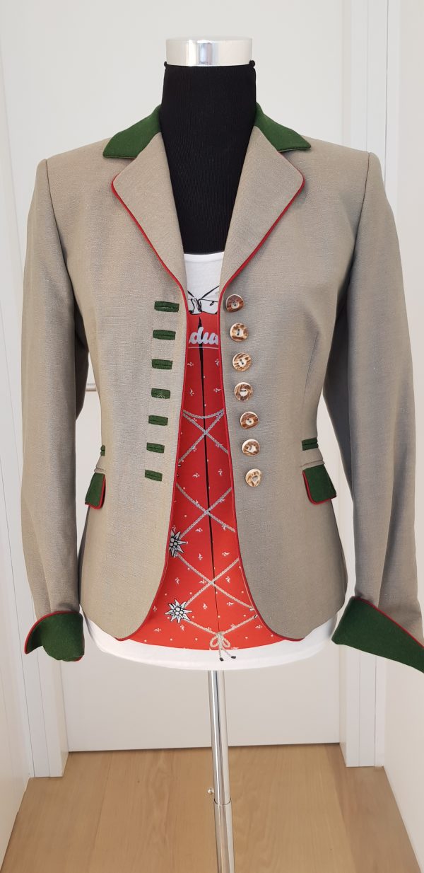 hellgrünes Sommerleinen Trachtensakko mit Hirschhornknöpfen und grünen Aufschlägen, Almdudler T-Shirt