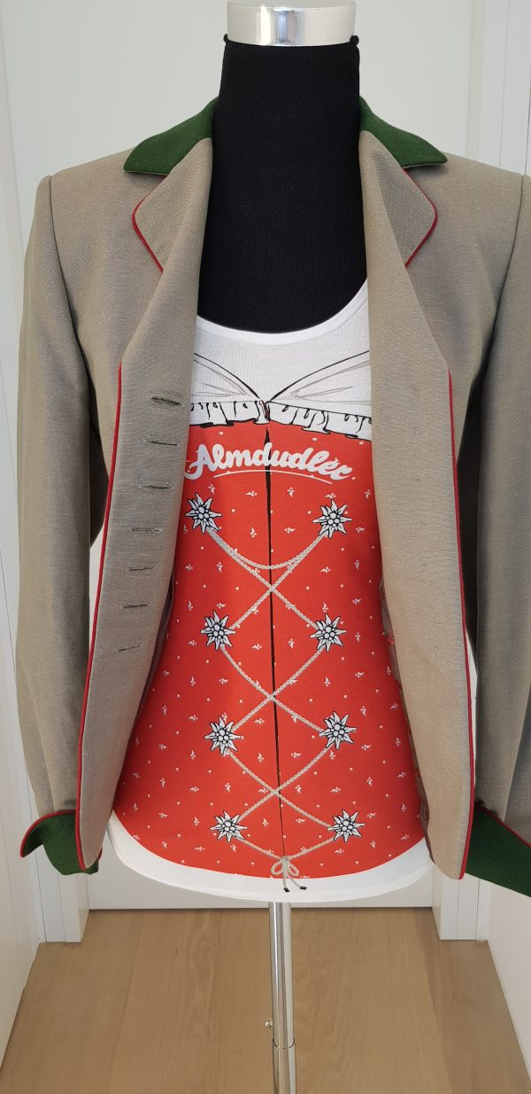 hellgrünes Sommerleinen Trachtensakko mit Hirschhornknöpfen und grünen Aufschlägen, Almdudler T-Shirt