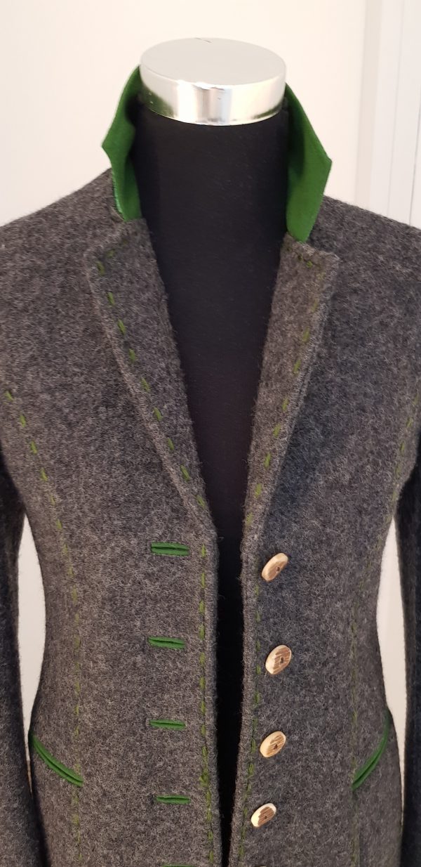kuscheliger Trachtengehrock in Winterwolle, mit Hirschhornknöpfen, grüne Ärmelschoner und Kragenaufschlag,