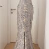 Edles bodenlanges schulterfreies Ballkleid aus Brokat, Stoff schillert silber, grau