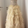 Edle große Ballrobe oder Brautkleid in Eierschalen-Weiß mit weitem Federnrock, Strass- und Pailletten-verziertem Bustier, bodenlang