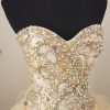 Edle große Ballrobe oder Brautkleid in Eierschalen-Weiß mit weitem Federnrock, Strass- und Pailletten-verziertem Bustier, bodenlang