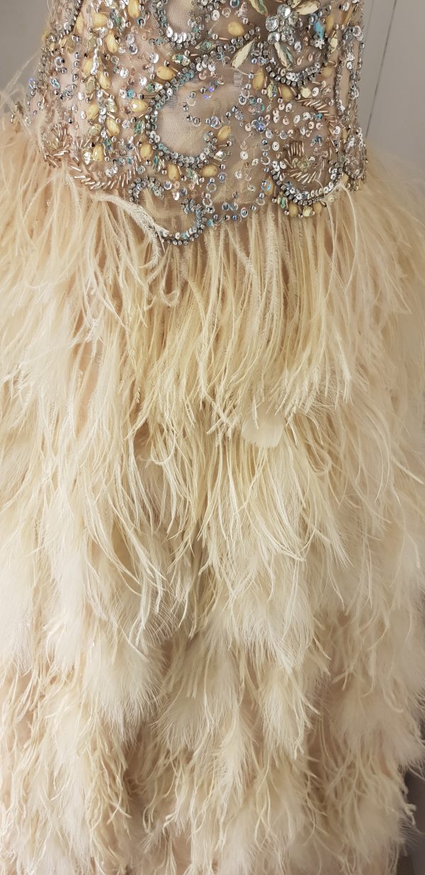 Edle große Ballrobe oder Brautkleid in Eierschalen-Weiß mit weitem Federnrock, Strass- und Pailletten-verziertem Bustier, bodenlang