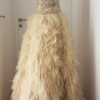Edle große Ballrobe oder Brautkleid in Eierschalen-Weiß mit weitem Federnrock, Strass- und Pailletten-verziertem Bustier, bodenlang