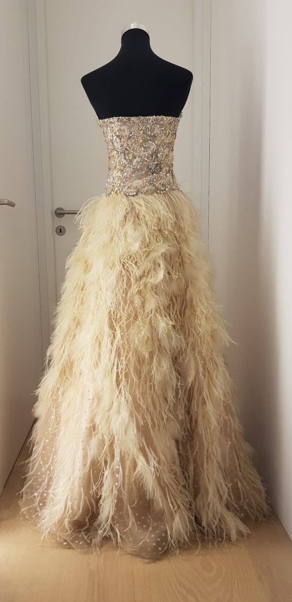 Edle große Ballrobe oder Brautkleid in Eierschalen-Weiß mit weitem Federnrock, Strass- und Pailletten-verziertem Bustier, bodenlang