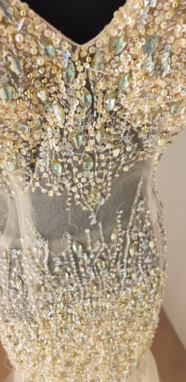 Hauchzartes weiß-transparentes Tüll-Abend-/Ballkleid, aufwendig mit Strass bestickt, Träger im Rücken gekreuzt, tiefer Rücken