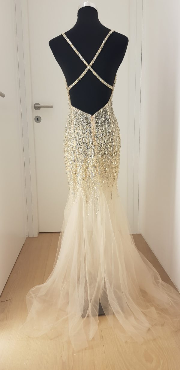 Hauchzartes weiß-transparentes Tüll-Abend-/Ballkleid, aufwendig mit Strass bestickt, Träger im Rücken gekreuzt, tiefer Rücken