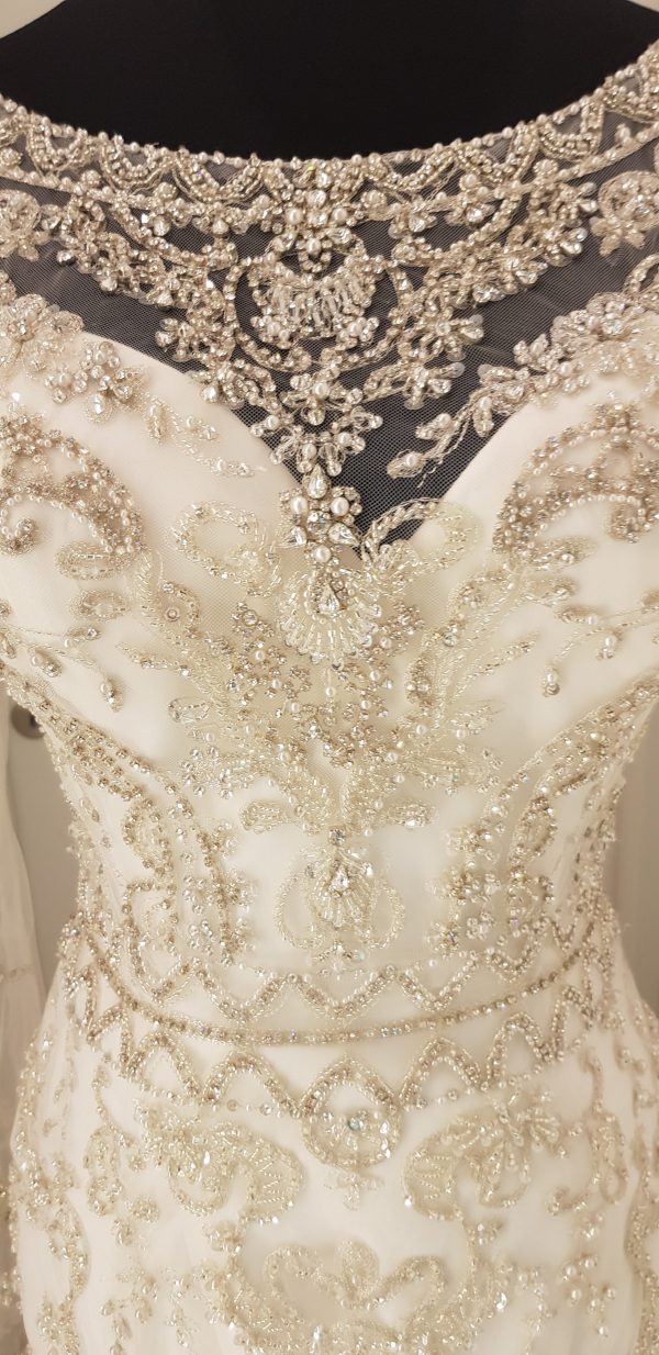 Aufwendig besticktes Ball-/Brautkleid/Ballrobe in gebrochenem Weiß, Bustier mit wunderschöner Verarbeitung des Musters, transparent, lange Ärmel