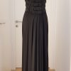 Schwarzes bequemes Abendkleid mit schwarzen Strasssteinen im Fransenlook, Rücken transparent mit Stretchnetz