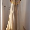 Goldenes Showpiece der Nanili Kollektion 2018, Robe aus Spitze, Seide und Chiffon, mit Blumen bestickt