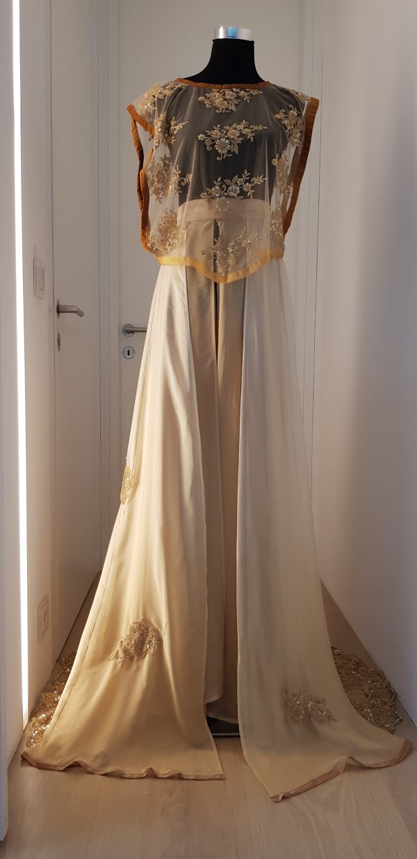 Goldenes Showpiece der Nanili Kollektion 2018, Robe aus Spitze, Seide und Chiffon, mit Blumen bestickt