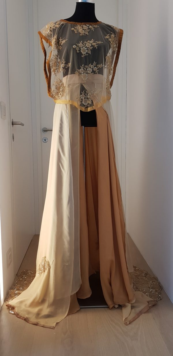 Goldenes Showpiece der Nanili Kollektion 2018, Robe aus Spitze, Seide und Chiffon, mit Blumen bestickt
