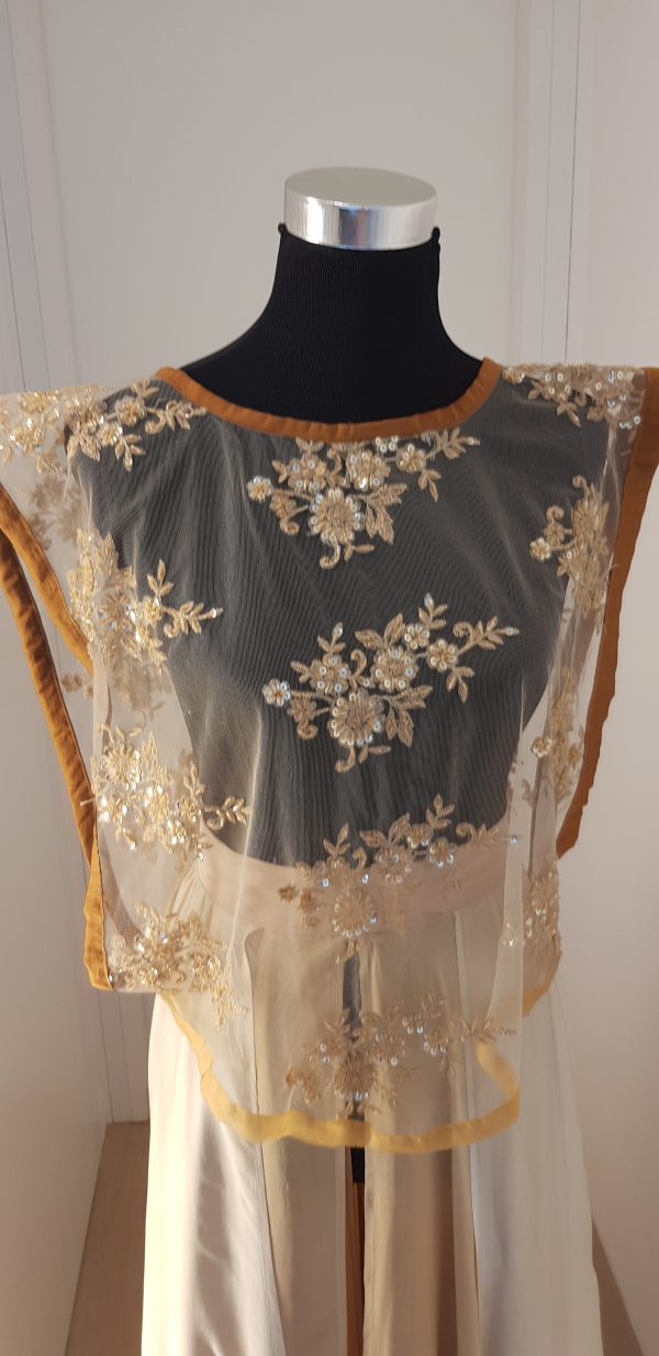 Goldenes Showpiece der Nanili Kollektion 2018, Robe aus Spitze, Seide und Chiffon, mit Blumen bestickt
