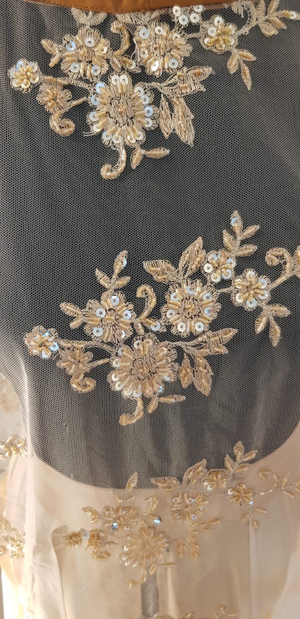 Goldenes Showpiece der Nanili Kollektion 2018, Robe aus Spitze, Seide und Chiffon, mit Blumen bestickt