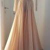 Showpiece der Nanili Kollektion 2018 in nude, Robe aus Spitze und Chiffon, mit Blumen bestickt