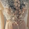Showpiece der Nanili Kollektion 2018 in nude, Robe aus Spitze und Chiffon, mit Blumen bestickt