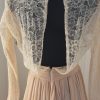 Showpiece der Nanili Kollektion 2018 in nude, Robe aus Spitze und Chiffon, mit Blumen bestickt